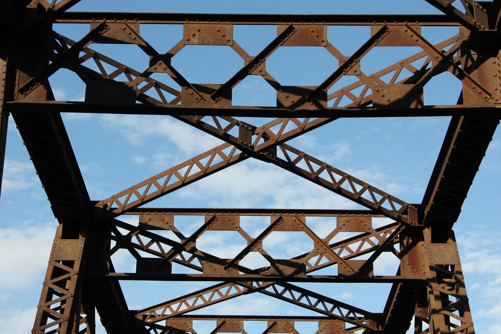 Upper lateral bracing